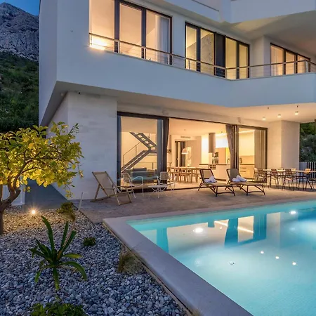 Beautiful In With Kitchen Holiday home